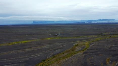 vista aérea de los turistas visitan el monumento del puente skeidara en svinafell, islandia