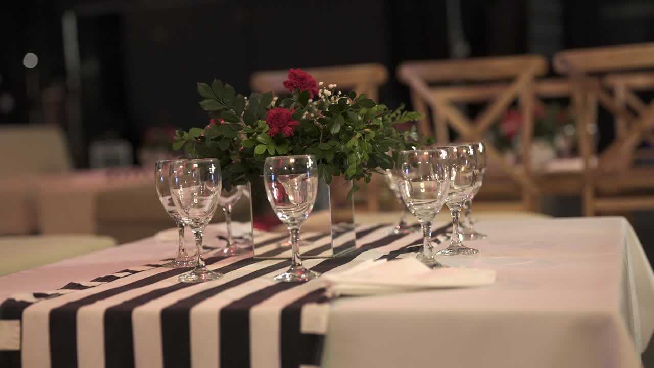 잘 장식 된 테이블 에 줄무 가 있는 천, 유리 가구, 그리고 꽃 의 중심 부분 이 들어 있다