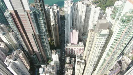 rascacielos del centro de la ciudad de hong kong y tráfico urbano, vista aérea