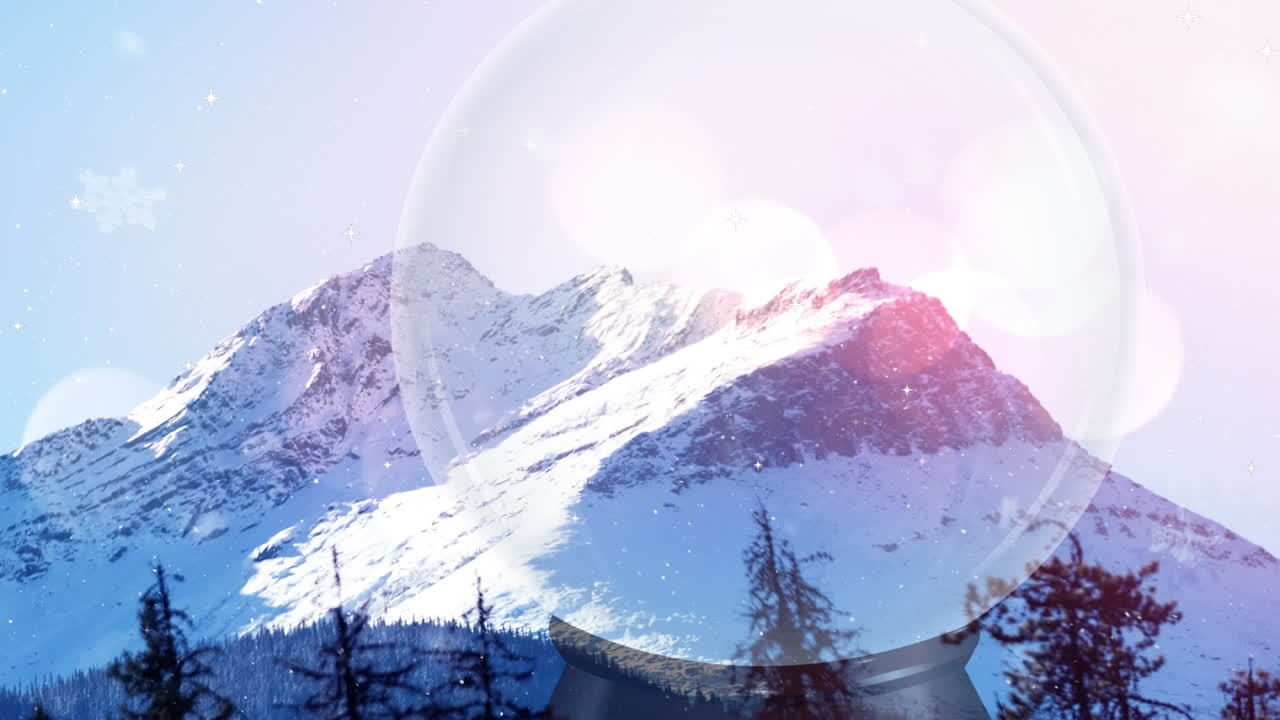겨울 산 풍경 위의 눈 유리 공의 애니메이션