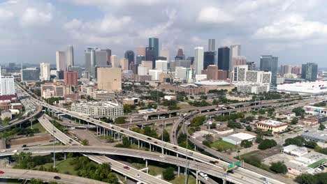 Este-Video-Es-De-Una-Vista-Aérea-Del-Horizonte-Del-Centro-De-Houston-En-Un-Día-Nublado