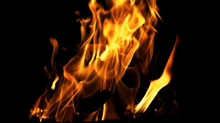 Falò. Il fuoco è acceso di notte. Movimento lento
