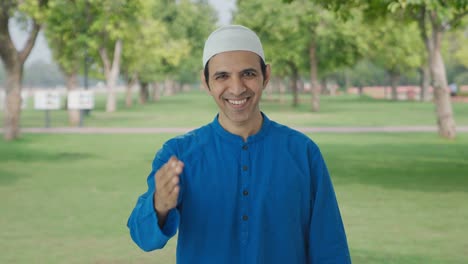 hombre musulmán feliz haciendo adaab y saludos en el parque