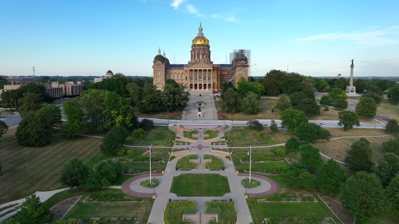 воздушный снижающийся снимок капитолия штата айова в дес-мойнс, ia