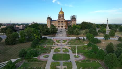Aerial-descending-shot-of-Iowa-state-capitol-grounds-in-Des-Moines,-IA