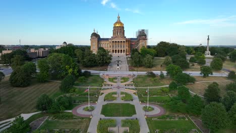 Toma-Aérea-Descendente-De-Los-Terrenos-Del-Capitolio-Del-Estado-De-Iowa-En-Des-Moines,-IA