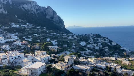 casas blancas en la cima de la colina en la ladera de la isla de capri al atardecer