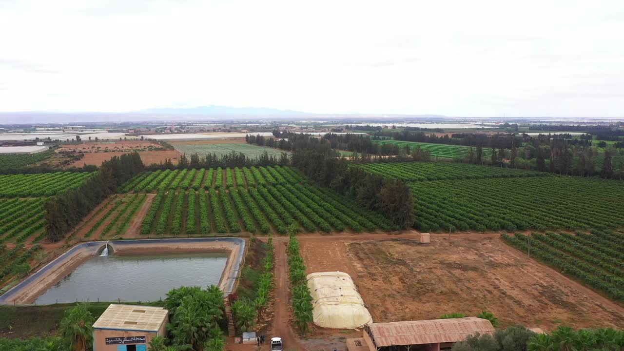 멋진 여행 드론 영상을 통해 시골 풍경의 시골 아름다움을 포착하고 전통적인 문화를 포착하여 시골 생활의 매력적인 세계에 몰입하십시오.