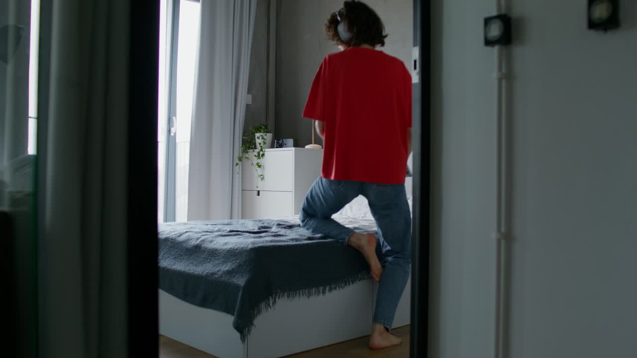 Donna che si rilassa e lavora nella sua camera da letto moderna