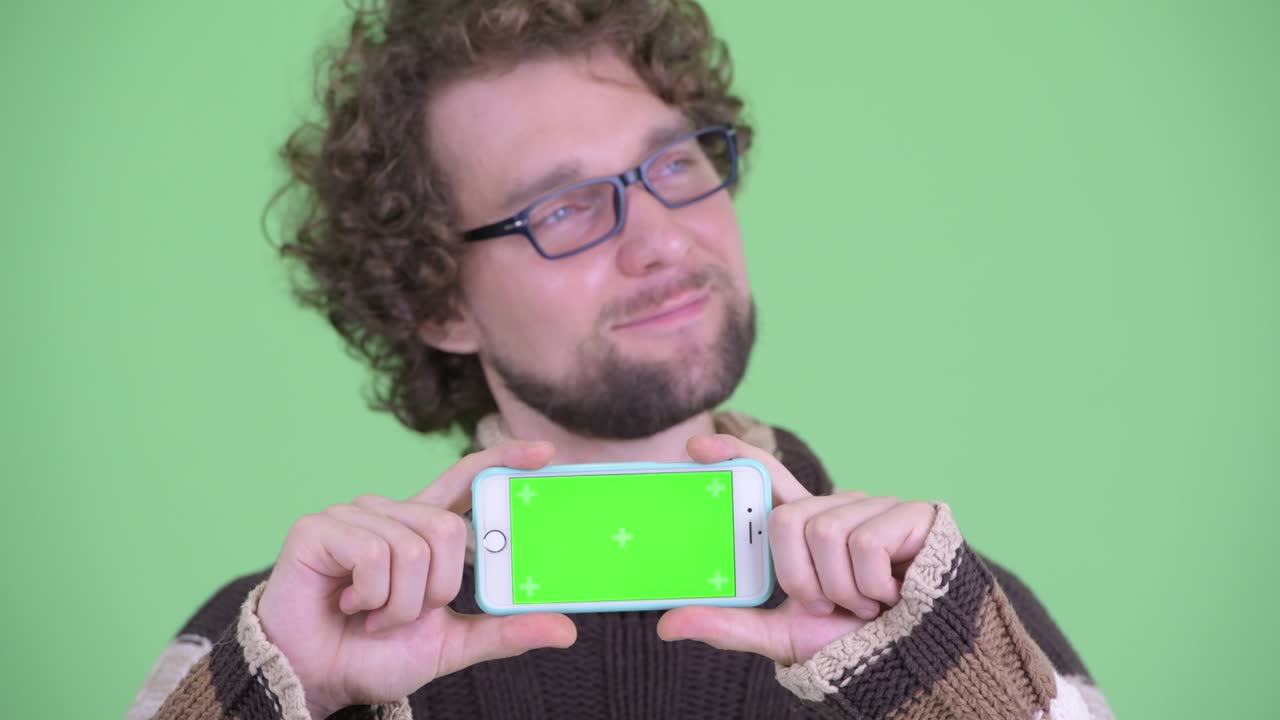 곱슬머리를 가진 젊은 잘생긴 수염이 있는 남자