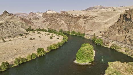 Deschutes-River-Oregon-Antena-V73-Sobrevuelo-Zona-De-Acampada-Media-Y-Superior-A-Lo-Largo-De-La-Sinuosa-Curva-Del-Río-Capturando-Espectaculares-Cañones-Escarpados-Y-Rápidos-De-Caballos-Blancos---Rodada-Con-Mavic-3-Cine---Agosto-De-2022