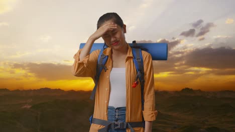 viajero cansado en una caminata por la montaña