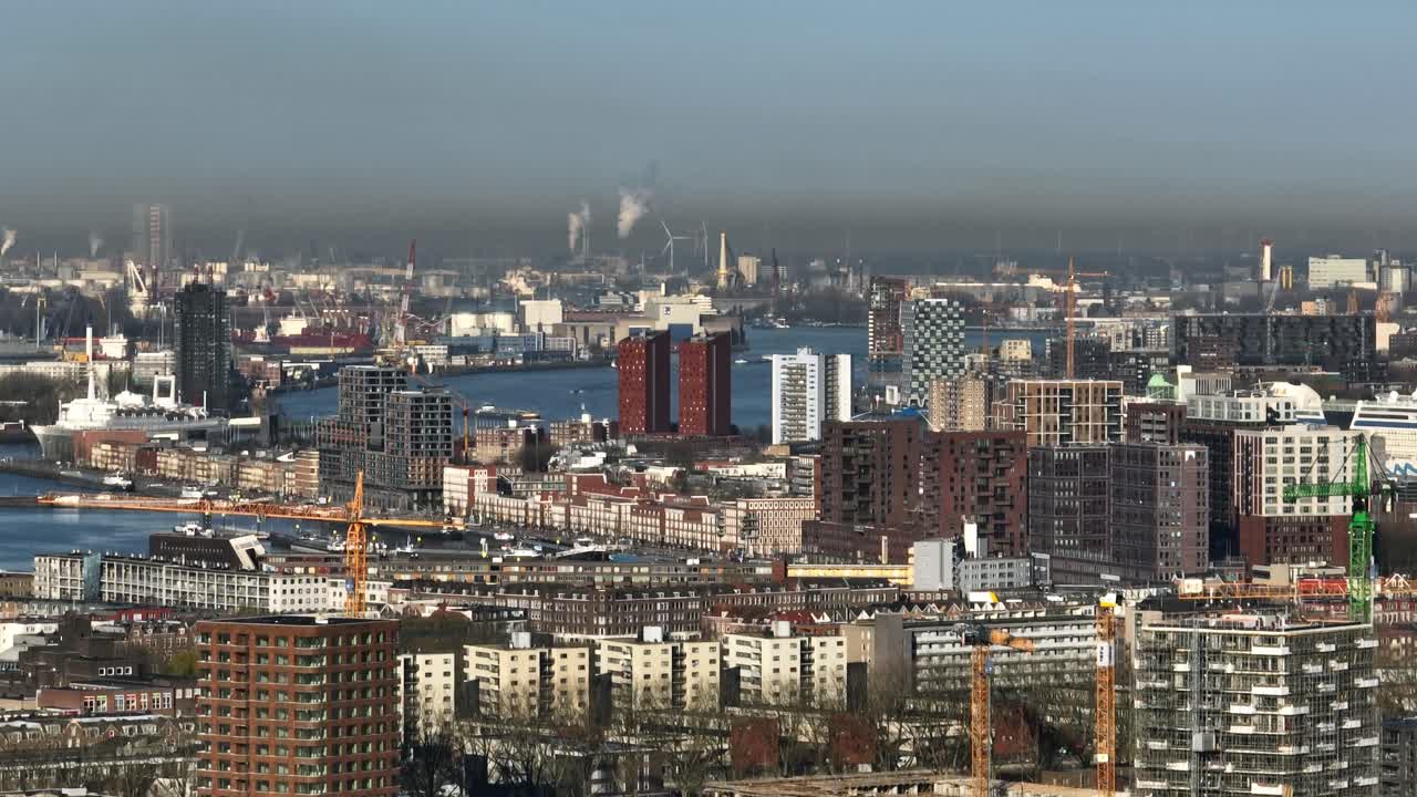 Vista aérea del paisaje urbano de Róterdam con puerto y obras de construcción