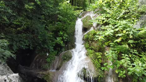 cascada cayendo con una gran vista