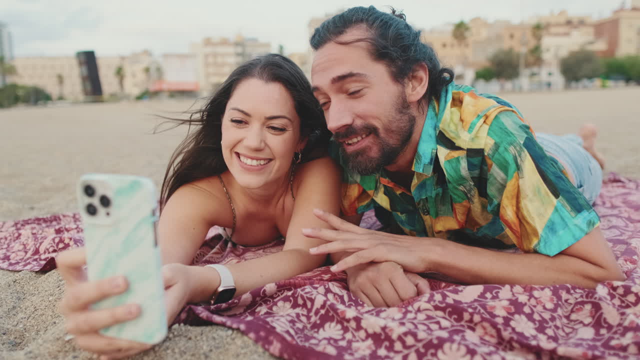 Pareja tomando una selfie en la playa