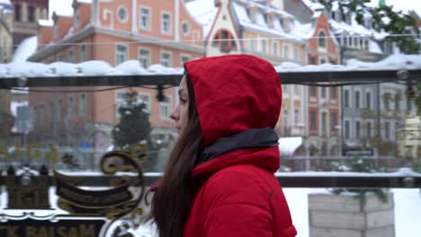 mujer viajera turística caminando por las calles vacías de riga, letonia durante el invierno