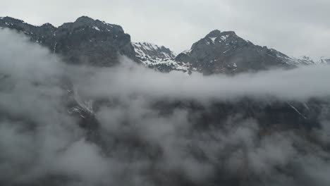 Klöntalersee-Glarus-Schweiz-Flug-In-Großer-Höhe-Durch-Schweizer-Alpen-Wolken