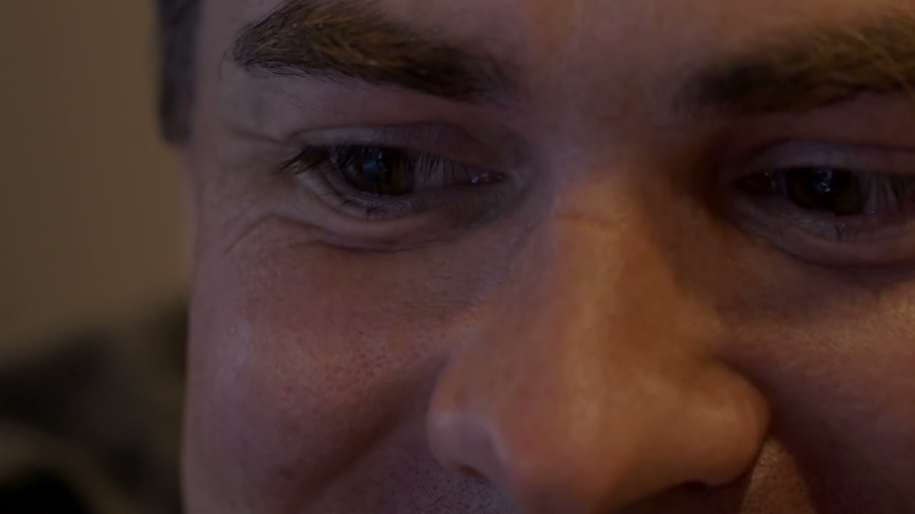 hombre y teléfono inteligente