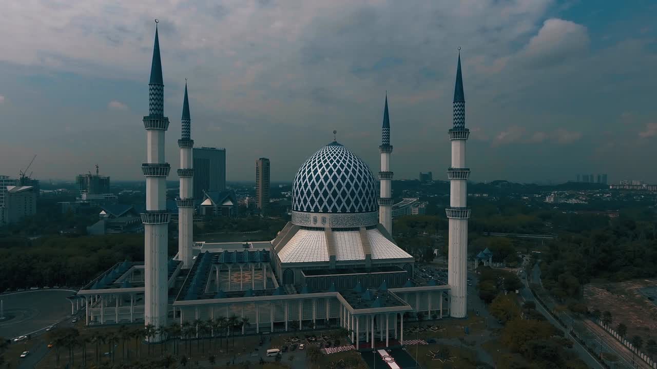 Sultan Salahuddin Abdul Aziz Mosque.