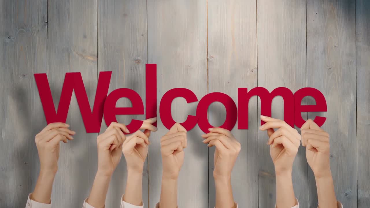 con las manos en alto, bienvenidos.