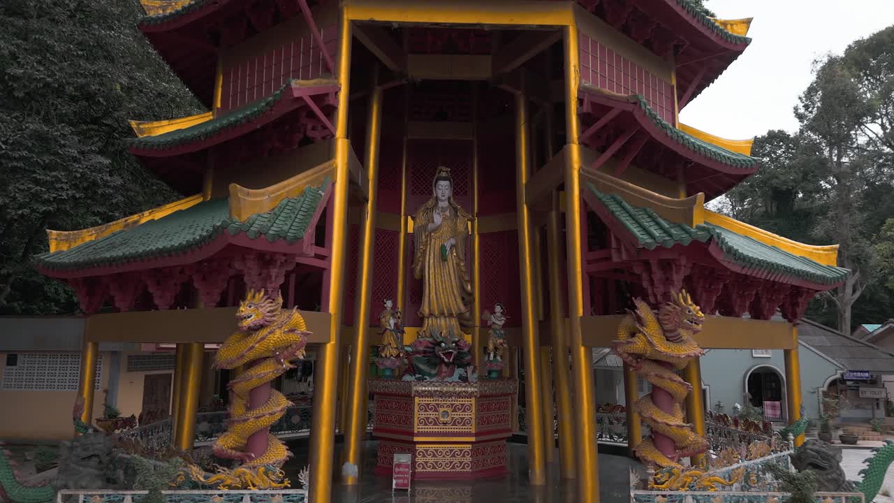 hermoso templo dedicado a kuan yin, ubicado en krabi, tailandia