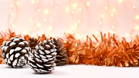 escena de navidad en fondo blanco. conos con decoraciones de navidad naranja y luces parpadeantes. stop motion
