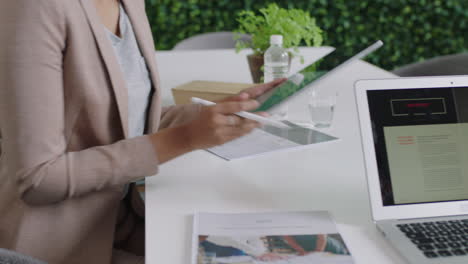 mujer de negocios profesional que usa una tableta presentando una estrategia de marketing compartiendo ideas hablando con el cliente mostrando el plan de desarrollo de la tecnología móvil en la oficina reunión de cerca manos