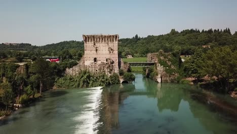 Borghetto-Sul-Mincio.-Fliegt-Auf-Den-Großen-Turm-Zu