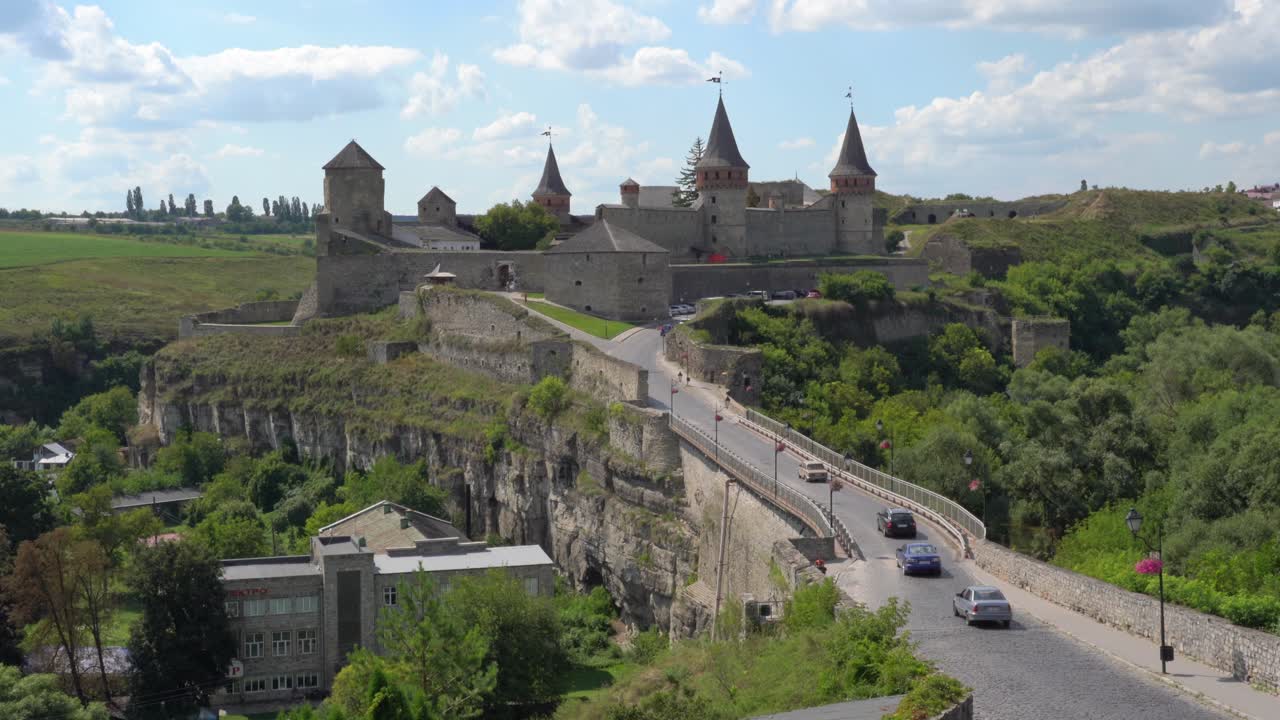 ucrania, el castillo de kamianets podilskyi y la vista aérea del viejo puente, cuadro fijo, en un día nublado con cielos azules.