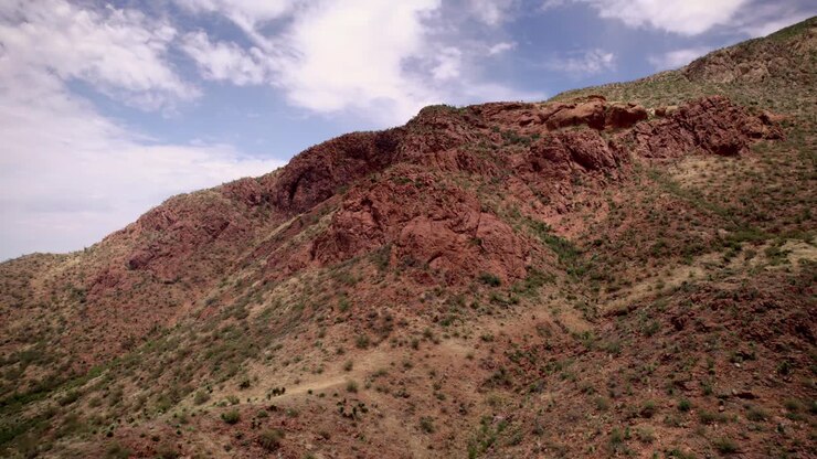 Volando all'indietro per rivelare le colline pedemontane del Franklin Mountain State Park a El Paso, Texas