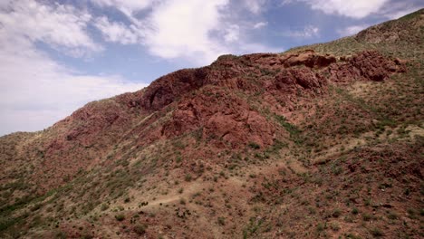 volando de regreso para revelar las estribaciones del parque estatal franklin mountain en el paso, texas