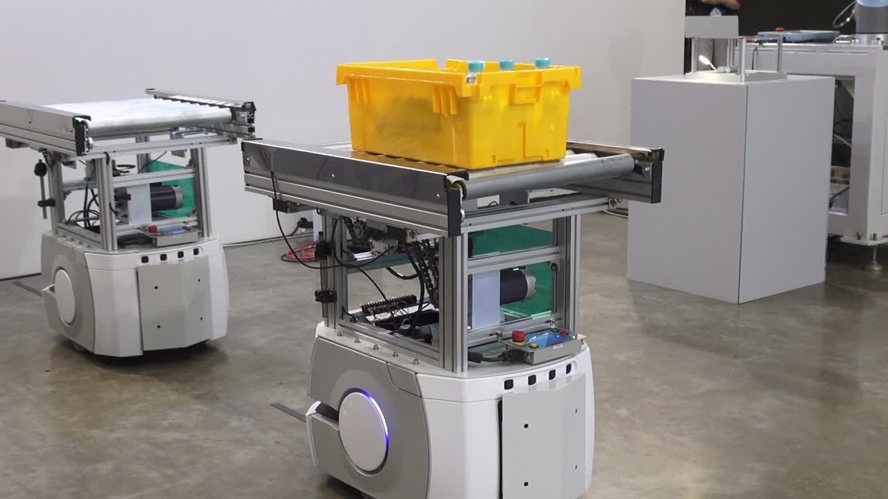 Robot deliver box to an other robot