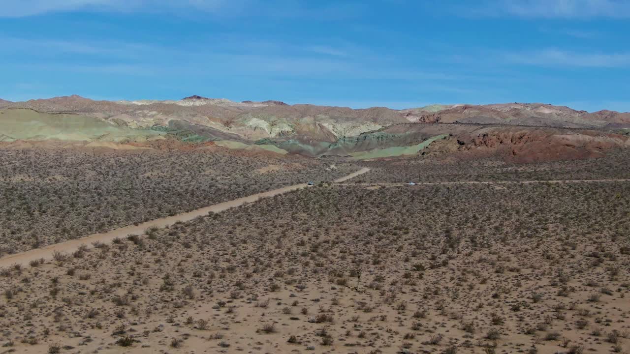 área natural de la cuenca del arco iris que surge del desierto