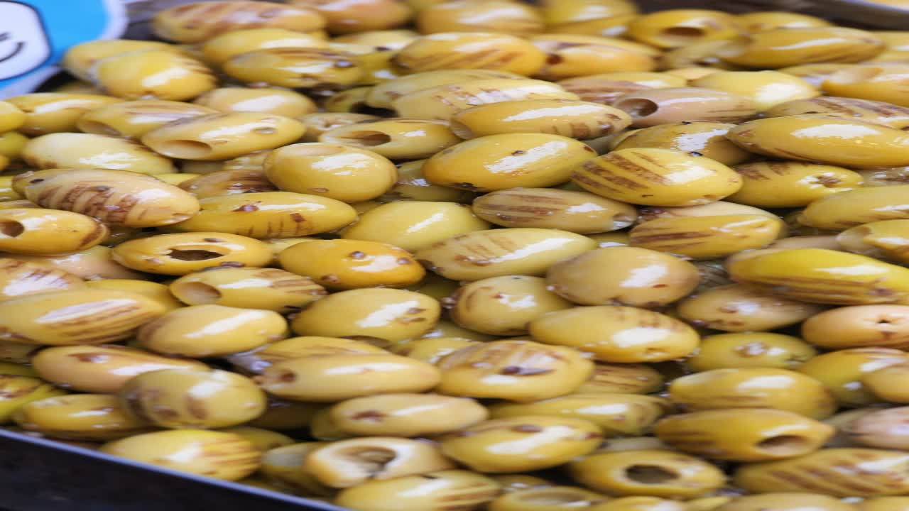primer plano de una exhibición de aceitunas en vinagre