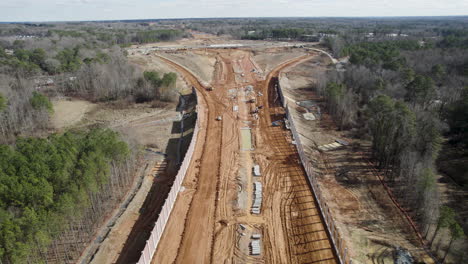 amplia toma de drones de la construcción de una gran carretera, 540 beltline carolina del norte
