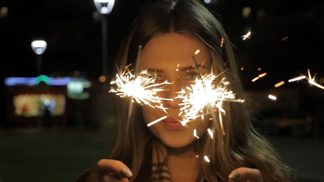 밤에 반이는 불꽃을 가진 여자