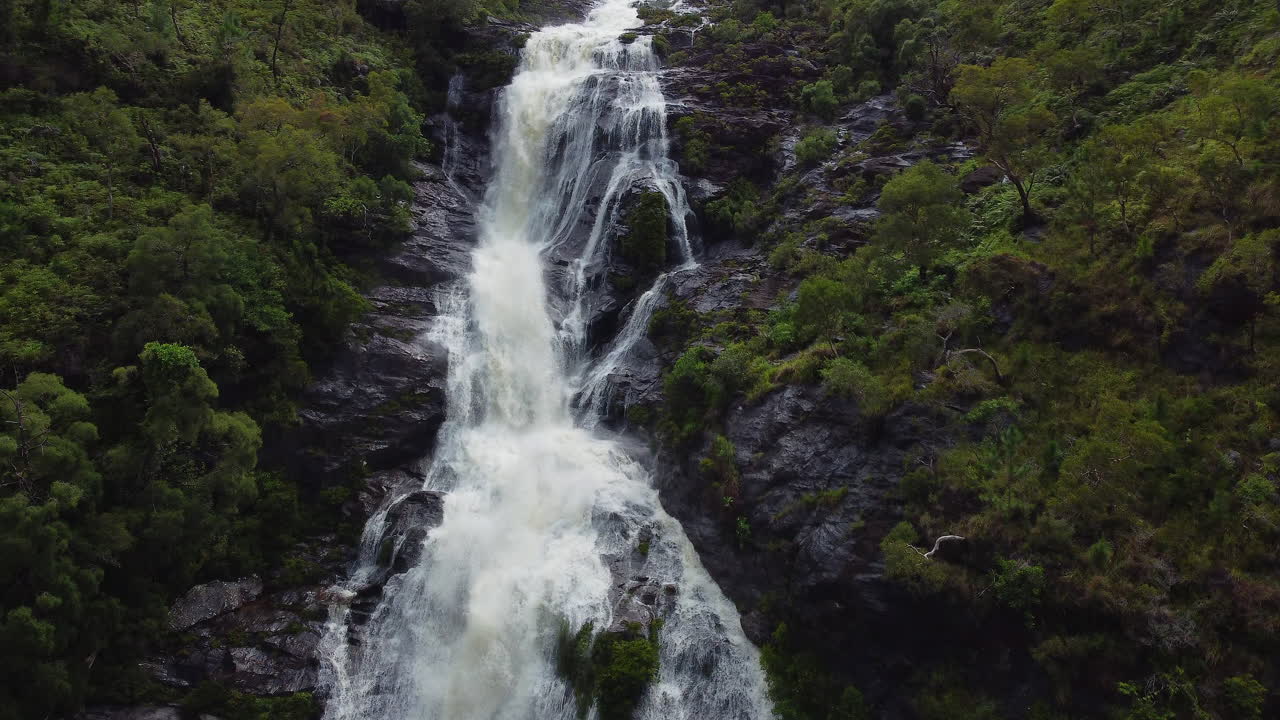 vista aérea acercándose a la enorme cascada de colnett cerca de hienghene, nueva caledonia