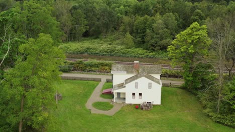 Hinterer-Teil-Der-Historischen-Restaurierung-Des-Hauses-Von-Isaac-Hale-In-Susquehanna,-Pennsylvania