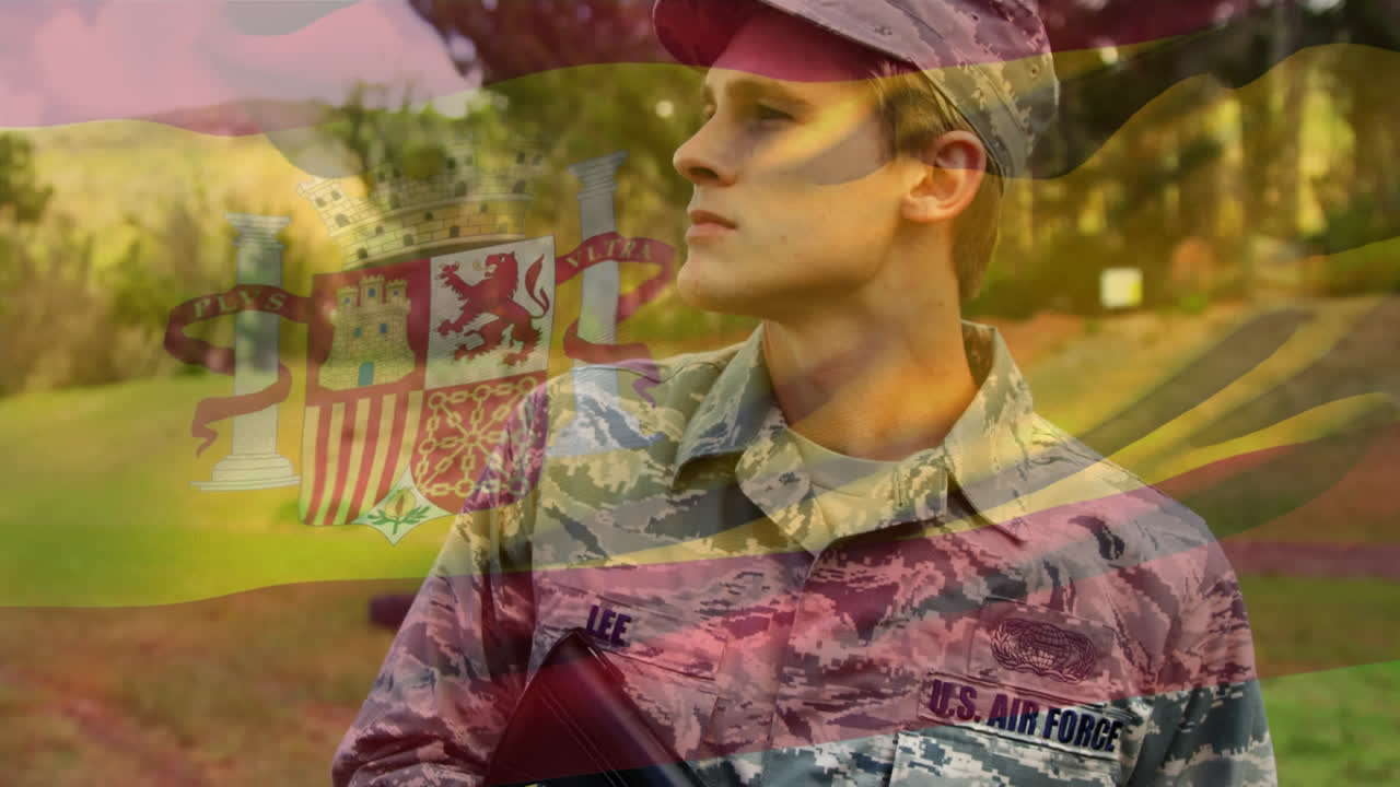 animación de la bandera de españa ondeando sobre el soldado caucásico