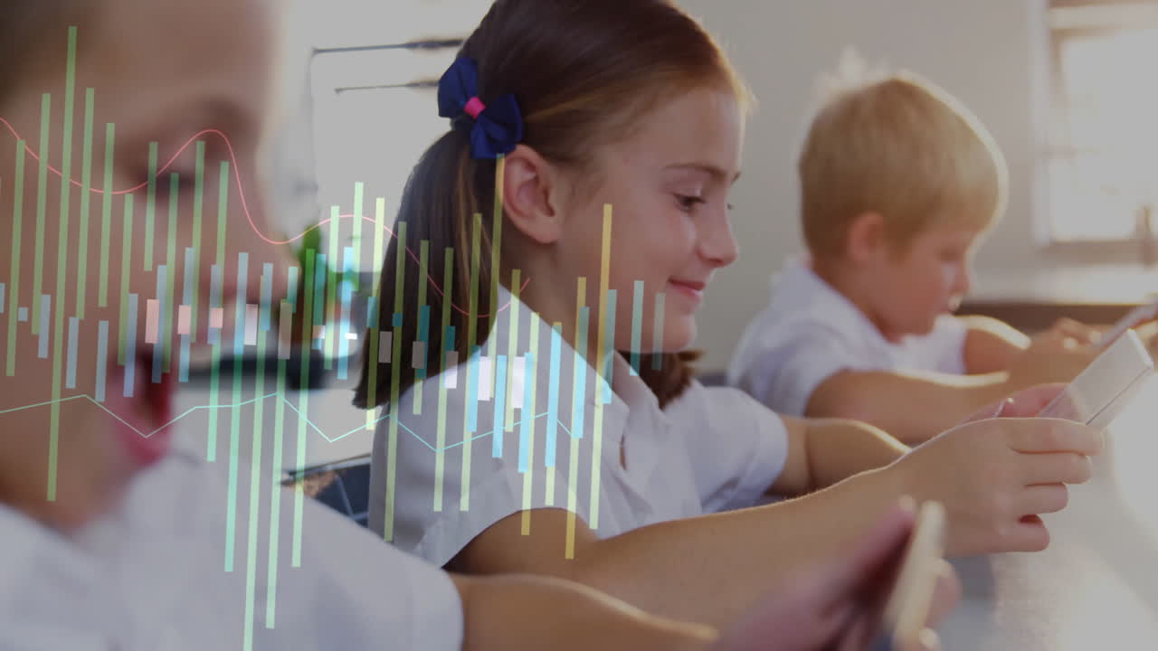 교실에서 태블릿에서 공부하는 학교 아이들에 대한 그래프 애니메이션