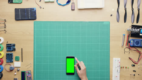 vista superior mujer ingeniera de software usando pantalla táctil de teléfono inteligente en el escritorio desde arriba - dragón épico rojo