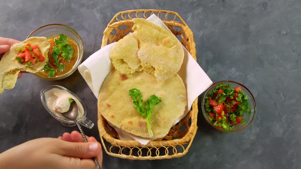 pan plano de maíz casero mano femenina cilantro verdes salsa de tomate tortillas mexicanas hechas a mano ensalada de verduras tradicional india punjabi makki ki roti plato de pan 4k harina de trigo masa cocina auténtica