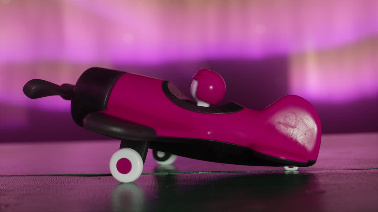 avión de juguete rosado