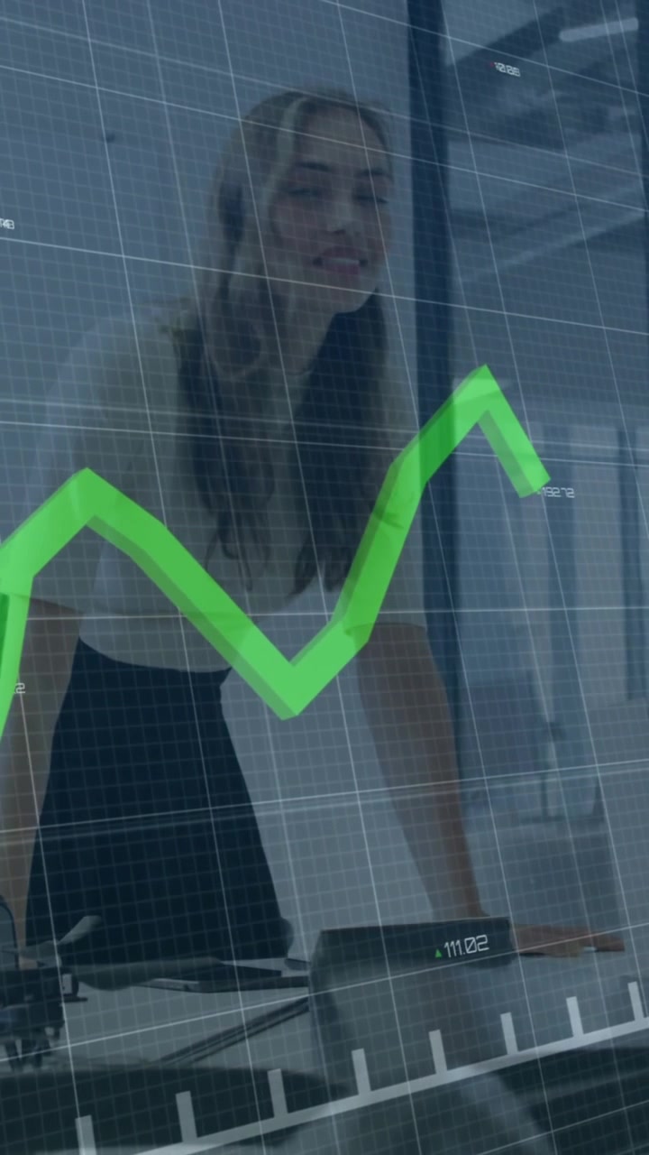 Animazione di linea verde ed elaborazione di dati finanziari su diversi professionisti in ufficio