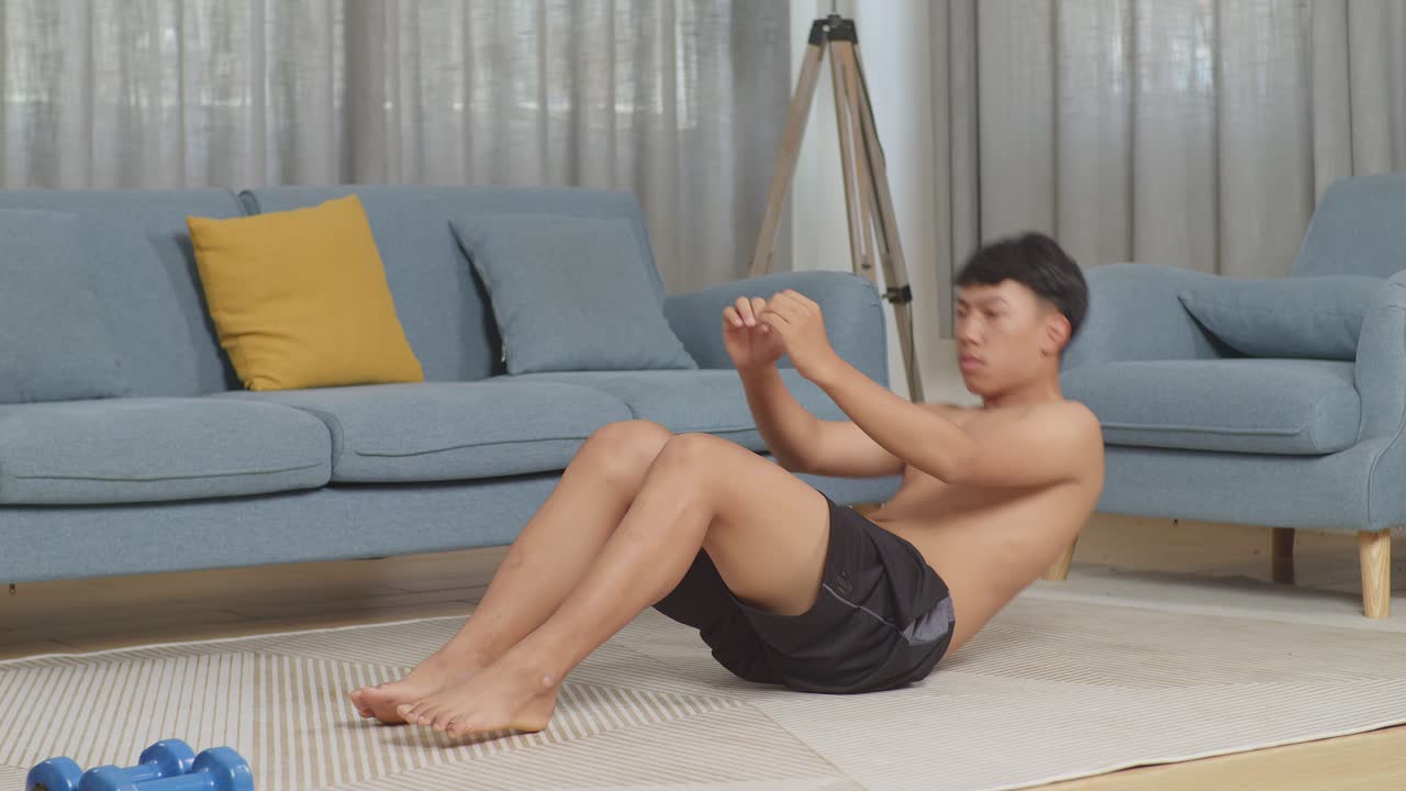 집에서 앉아 앉아 하는 남자