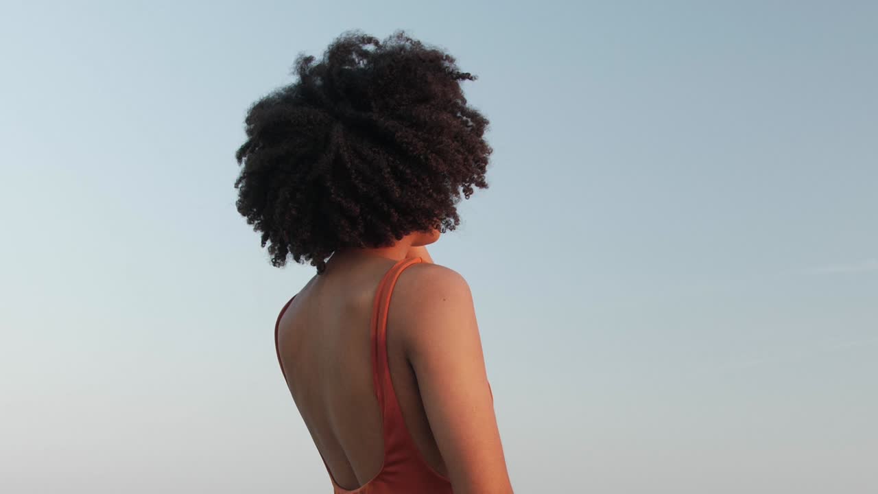 niña joven, llevando, un, traje de baño, y, un, sombrero, en la playa