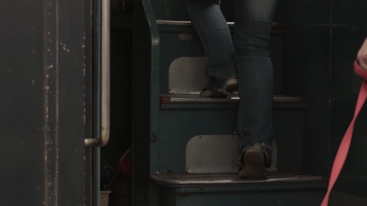 subiendo escalones de autobús de transporte público de dos pisos británico vintage