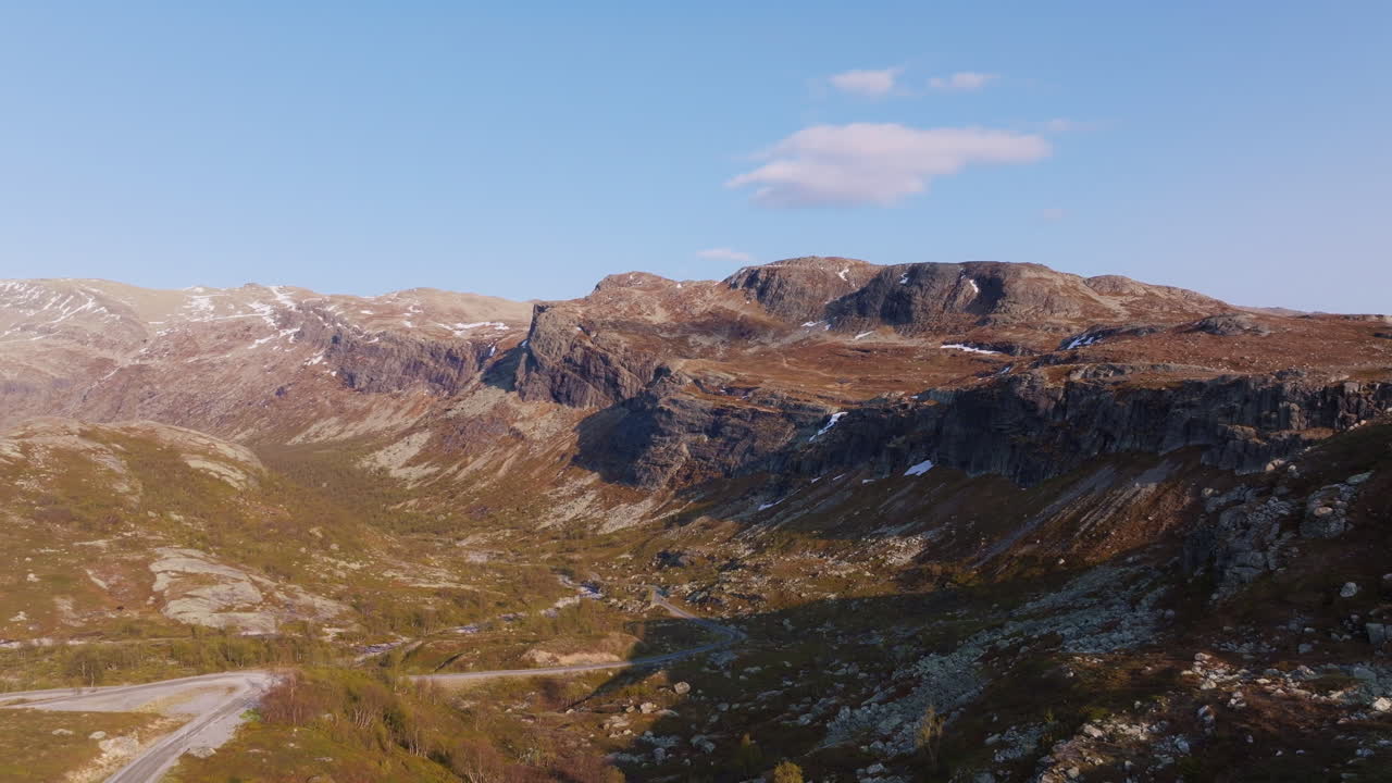 Panoramische dronefoto van een berglandschap in Noorwegen