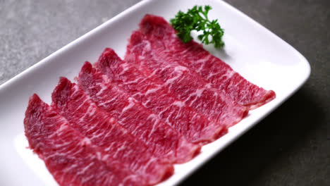 Frisches-Rindfleisch,-Roh-Geschnitten-Mit-Marmorierter-Textur,-Serviert-Für-Sukiyaki-Und-Shabu-Oder-Yakiniku