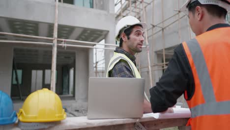 ingeniero civil o arquitecto explicando y discutiendo con el contratista sobre los estilos de construcción en el plan y la construcción de proyectos de vivienda y estrechando la mano después de un acuerdo mutuo. negocio inmobiliario.